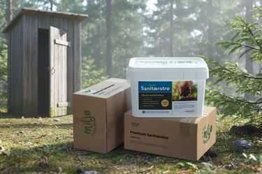 Sanitærstrø kombipakke ute ved utedoen